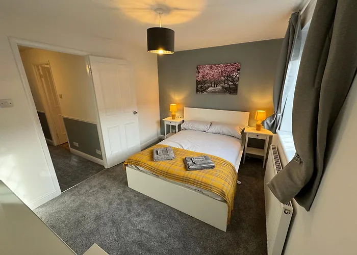 Cosy Home With Parking Close To City Centre