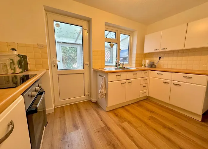 Cosy Home With Parking Close To City Centre