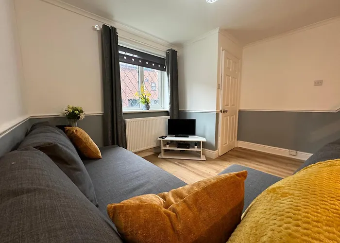 Cosy Home With Parking Close To City Centre
